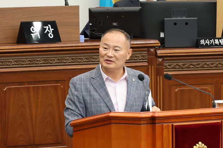 [창원=뉴시스] 강경국 기자 = 황점복 경남 창원시의원이 20일 열린 제144회 정례회 제2차 본회의에서 시정질문을 하고 있다. (사진=창원시의회 제공). 2025.06.20. photo@newsis.com *재판매 및 DB 금지