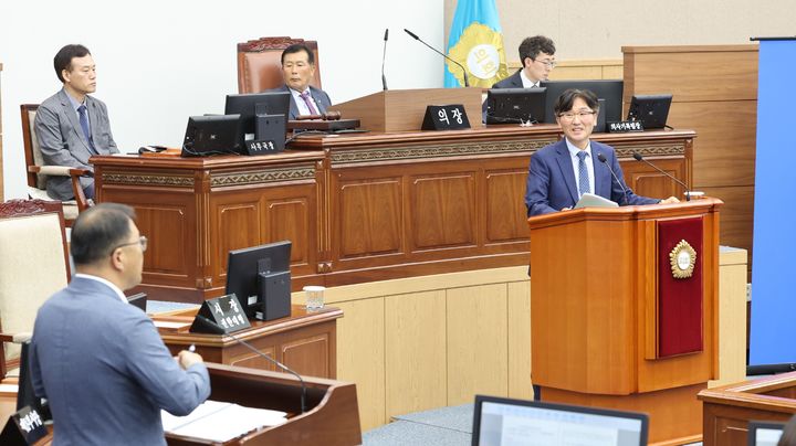 [창원=뉴시스] 전홍표 경남 창원시의원이 20일 열린 제144회 정례회 제2차 본회의에서 시정질문을 하고 있다. (사진=창원시의회 제공). 2025.06.20. photo@newsis.com *재판매 및 DB 금지