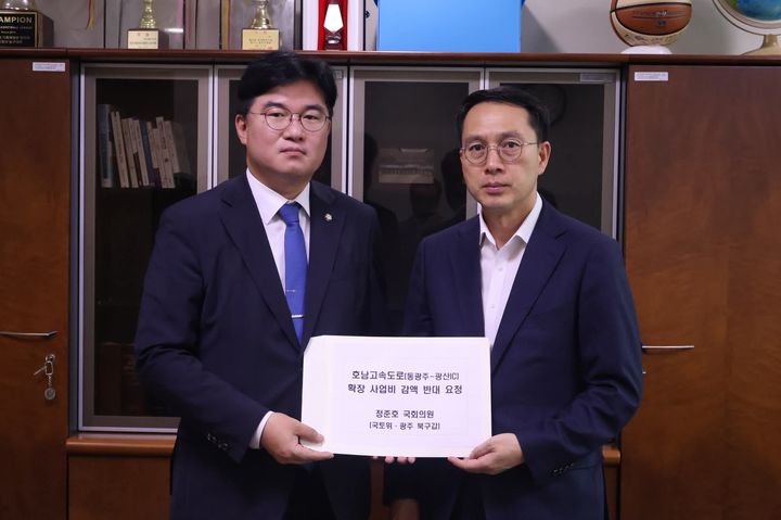 [광주=뉴시스] 더불어민주당 정준호 의원(광주 북구갑·왼쪽)이 지난 19일 정부 세종청사 국토교통부에서 문성요 기획조정실장을 만나 호남고속도로 확장 사업 예산 감액 반대 요청서를 전달하고 있다. (사진=정준호 의원실 제공) photo@newsis.com&nbsp; *재판매 및 DB 금지