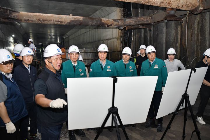 [부산=뉴시스] 장마철을 맞아 부산시의회 건설교통위원회(건교위)는 20일 땅꺼짐(싱크홀) 사고가 잇달아 발생한 도시철도 사상~하단선 공사 구간 현장을 찾아 점검을 실시했다. (사진=부산시의회 제공) 2025.06.20. photo@newsis.com *재판매 및 DB 금지