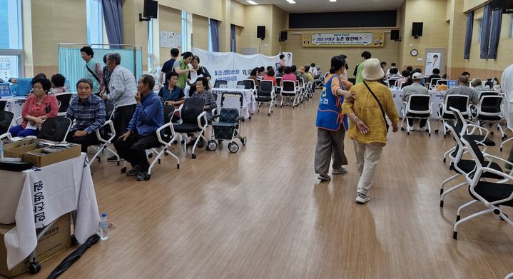 [산청=뉴시스] 산청군 '찾아가는 종합 보건의료 서비스'. (사진=산청군 제공) 2025.06.20. photo@newsis.com&nbsp; *재판매 및 DB 금지