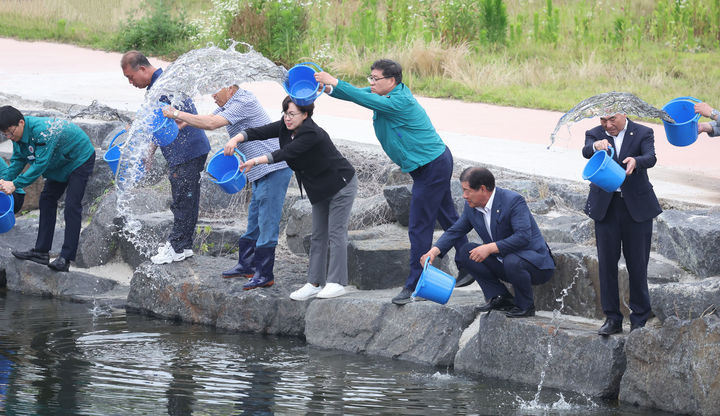 [함양=뉴시스] 경남 함양군 뱀장어·다슬기 방류행사. (사진=함양군 제공) 2025.06.20. photo@newsis.com *재판매 및 DB 금지