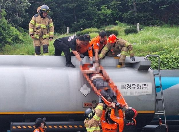 [여수=뉴시스] 20일 오전 전남 여수시 해산동 여수국가산업단지 인근 주유소에서 50대 남성 탱크로리 차량 운전자 A씨가 저장 용기 안에서 쓰러진 채 발견돼 소방 당국이 이송하고 있다. (사진=여수소방서 제공) 2025.06.20. photo@newsis.com *재판매 및 DB 금지