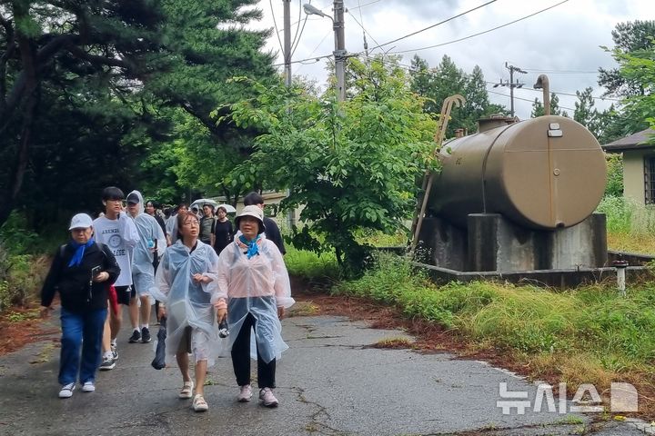 [의정부=뉴시스] 김도희 기자 = 20일 오후 2025 의정부 워킹 페스타에 참가한 시민들이 일부 개방된 반환 미군기지인 캠프 레드클라우드(CRC) 내부를 걷고 있다. 2025.06.20 kdh@newsis.com&nbsp; 
