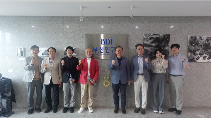 [부산=뉴시스] 부산연구원은 20일 일본 '공익재단법인 하이퍼네트워크 사회연구소' 방문단과 인공지능(AI) 기술을 활용한 환경 문제 해결 및 연구 협력 방안을 논의하는 간담회를 개최했다. (사진=부산연구원 제공) 2025.06.20. photo@newsis.com *재판매 및 DB 금지