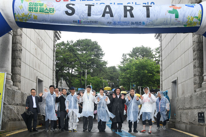 [의정부=뉴시스] 20일 오후 경기 의정부시 경민대학교와 반환 미군기지 캠프 레드클라우드(CRC) 일대에서 열린 '2025 의정부 워킹 페스타! 보go! 걷go! 뛰go!' 행사 참석자들이 기념촬영을 하고 있다. (사진=의정부시 제공) 2025.06.20 photo@newsis.com *재판매 및 DB 금지