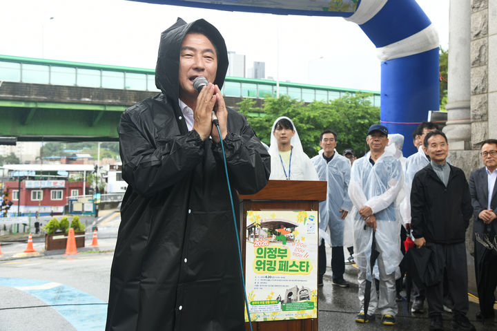 [의정부=뉴시스] 20일 오후 경기 의정부시 경민대학교와 반환 미군기지 캠프 레드클라우드(CRC) 일대에서 열린 '2025 의정부 워킹 페스타! 보go! 걷go! 뛰go!' 행사에서 김동근 의정부시장이 인사말을 하고 있다. (사진=의정부시 제공) 2025.06.20 photo@newsis.com  *재판매 및 DB 금지