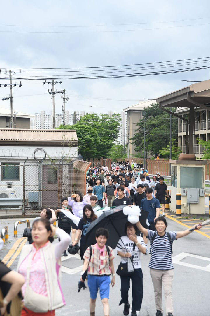 [의정부=뉴시스] 20일 오후 경기 의정부시 경민대학교와 반환 미군기지 캠프 레드클라우드(CRC) 일대에서 열린 '2025 의정부 워킹 페스타! 보go! 걷go! 뛰go!' 행사 참석자들이 CRC 내부를 걷고 있다. (사진=의정부시 제공) 2025.06.20 photo@newsis.com  *재판매 및 DB 금지