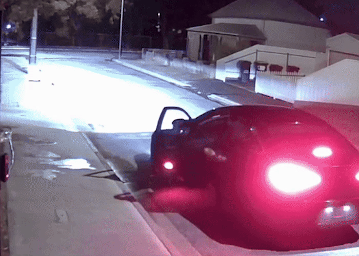 [뉴시스]차에 탄 방화범들이 실수로 도주 차량에 불을 붙였다.(사진=youtube) 2025.6.19 *재판매 및 DB 금지 *재판매 및 DB 금지