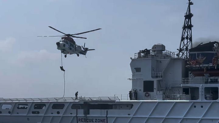 [동해=뉴시스] 동해해경이 묵호항에서 대테러 방어 훈련을 실시하고 있다.(사진=동해해경 제공)photo@newsis,com *재판매 및 DB 금지