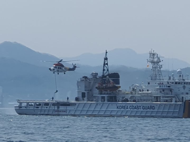 [동해=뉴시스] 동해해경이 묵호항에서 대테러 방어 훈련을 실시하고 있다.(사진=동해해경 제공)photo@newsis,com *재판매 및 DB 금지