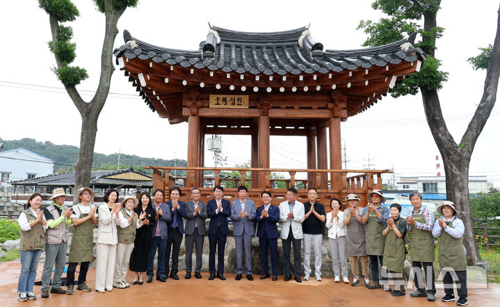 [전주=뉴시스]윤난슬 기자 = 전북 전주시는 20일 덕진구 팔복동 추천대공원(전주초록정원)에서 '초록정원공동체 발대식'을 열고, 34개 동마다 생활밀착형 도시정원을 조성하는 시민참여형 프로젝트를 추진하겠다고 밝혔다. (사진=전주시 제공) 2025.06.20. photo@newsis.com