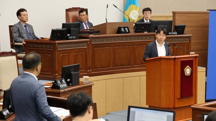 [창원=뉴시스] 박승엽 경남 창원시의원이 20일 열린 제144회 정례회 제2차 본회의에서 시정질문을 하고 있다. (사진=창원시의회 제공) 2025.06.20. photo@newsis.com *재판매 및 DB 금지