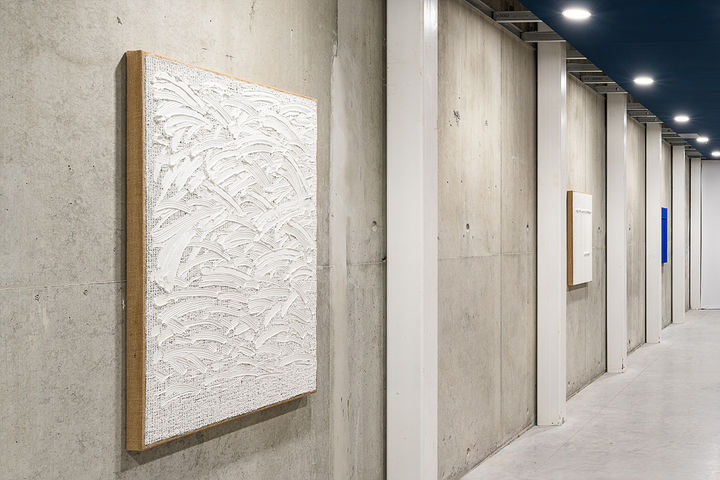하종현 개인전 《Light Into Color》 전시전경 프랑스 엑상 프로방스 샤토 라 코스트, 2025 사진: Stéphane Aboudaram 이미지 제공: 국제갤러리 *재판매 및 DB 금지
