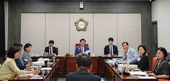태백시의회는 20일 시의회 위원회실에서 긴급 의원 간담회를 개최하고 있다.(사진=태백시의회 제공) *재판매 및 DB 금지