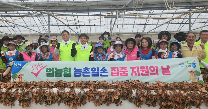 농협 전남본부는 20일 나주시 오량동 딸기 시설하우스에서 수확을 마친 딸기 모종과 배지를 수거하는 '범농협 한마음 농촌 일손 집중 지원의 날' 행사를 펼쳤다고 밝혔다. (사진=전남농협 제공) photo@newsis.com *재판매 및 DB 금지