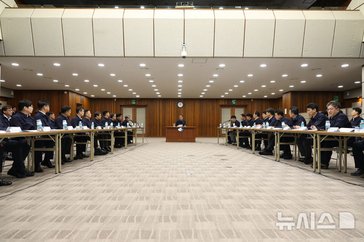 [서울=뉴시스] 노동진 수협중앙회 회장(가운데)이 20일 수협중앙회 본사에서 특별점검회의를 주재하고 있다.