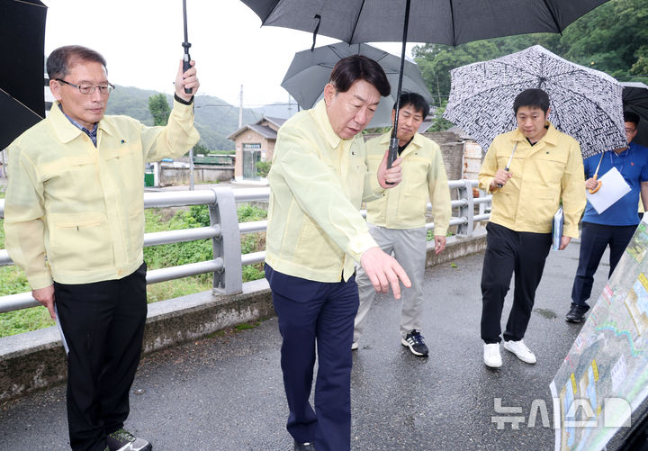 [전주=뉴시스]윤난슬 기자 = 우범기 전주시장은 20일 2023년 7월 폭우로 큰 침수 피해를 입었던 완산구 대성동과 객사천 일대를 직접 방문해 재해 예방 대책과 안전관리 실태를 점검했다. (사진=전주시 제공) 2025.06.20. photo@newsis.com 