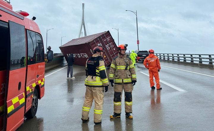 [인천=뉴시스] 20일 오후 인천 중구 인천대교에서 강풍으로 인해 컨테이너가 도로 위로 떨어져 있다. (사진=인천소방본부 제공) 2025.06.20. photo@newsis.com *재판매 및 DB 금지