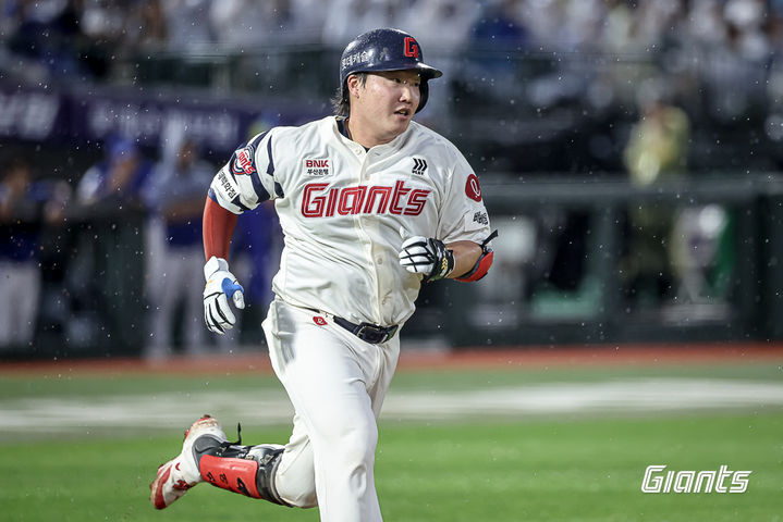 [서울=뉴시스]프로야구 롯데 자이언츠의 정보근이 20일 부산 사직구장에서 열린 2025 신한 쏠뱅크 KBO리그 삼성의 경기에서 2회말 2사 1, 2루에서 2타점 적시 2루타를 친 뒤 그라운드를 달리고 있다. (사진=롯데 자이언츠 제공) 2025.06.20. photo@newsis.com *재판매 및 DB 금지