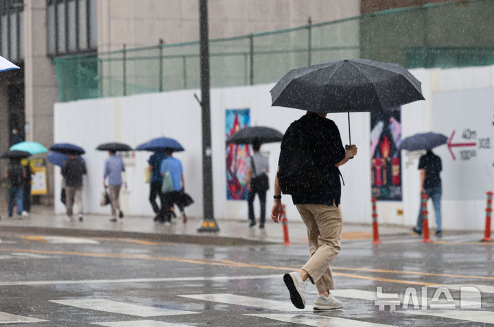 [서울=뉴시스] 권창회 기자 = 본격적인 장마가 시작된 20일 오전 서울 종로구청 인근에서 시민들이 우산을 쓰고 출근하고 있다. 2025.06.20. kch0523@newsis.com