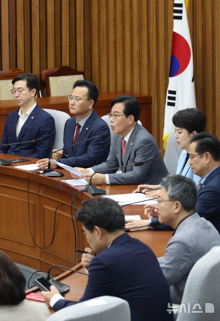 [서울=뉴시스] 조성봉 기자= 송언석 국민의힘 원내대표가 20일 오전 서울 여의도 국회에서 열린 원내대책회의에서 발언을 하고 있다. 2025.06.20. suncho21@newsis.com