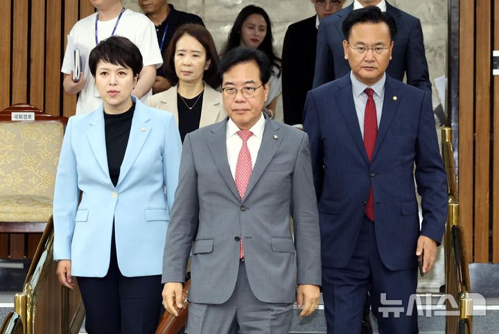 [서울=뉴시스] 조성봉 기자= 송언석 국민의힘 원내대표가 20일 오전 서울 여의도 국회에서 열린 원내대책회의에 참석하고 있다. 왼쪽부터 김은혜 원내정책수석부대표, 송 원내대표, 유상범 원내운영수석부대표. 2025.06.20. suncho21@newsis.com