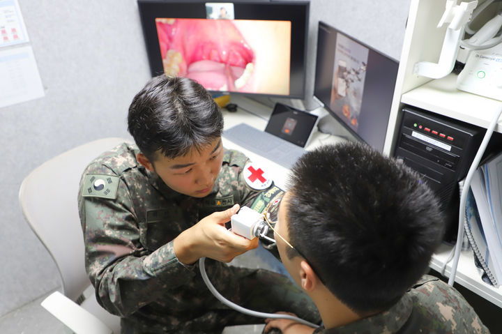 [서울=뉴시스]&nbsp; 군의관(화상)의 지시에 따라 환자의 상태를 확인하고 있다. 사진과 기사 내용은 관계 없음.(사진=육군 제공) 2025.06.20. photo@newsis.com *재판매 및 DB 금지