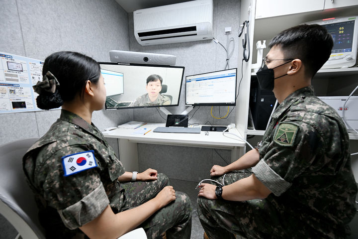 [서울=뉴시스] 20일 원격진료시스템을 활용 중인 육군부사관학교 장병들이 군의관으로부터 진료 및 처방을 받고 있다.(사진=육군 제공) 2025.06.20. photo@newsis.com *재판매 및 DB 금지