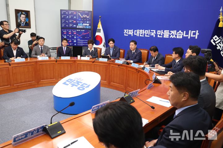 [서울=뉴시스] 조성봉 기자= 김병기 더불어민주당 당대표 직무대행 겸 원내대표가 20일 오전 서울 여의도 국회에서 열린 최고위원회의에서 발언을 하고 있다. 2025.06.20. suncho21@newsis.com