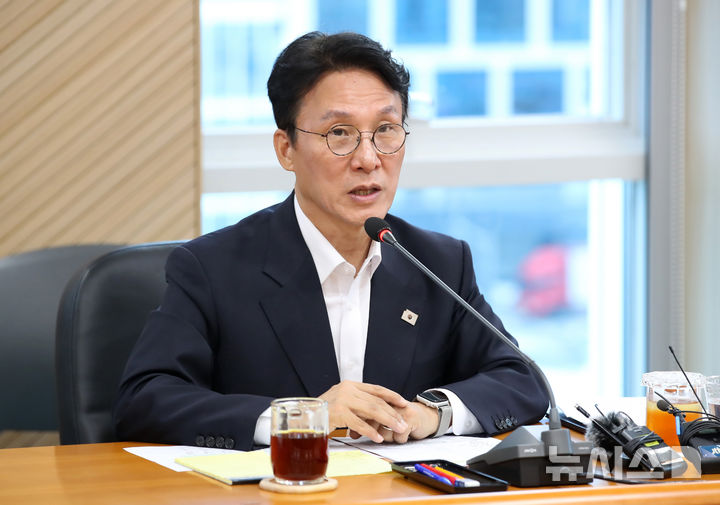 [대구=뉴시스] 이무열 기자 = 김민석 국무총리 후보가 20일 대구 수성구 대구디지털혁신진흥원에서 열린 AX 연구거점 조성을 위한 경청 간담회에서 인사말을 하고 있다. 2025.06.20. lmy@newsis.com