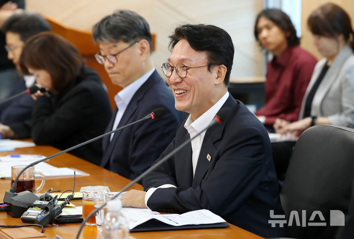 [대구=뉴시스] 이무열 기자 = 김민석 국무총리 후보가 20일 대구 수성구 대구디지털혁신진흥원에서 열린 AX 연구거점 조성을 위한 경청 간담회에서 인사말을 하고 있다. 2025.06.20. lmy@newsis.com