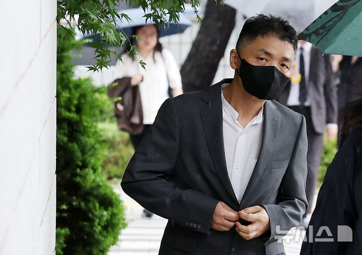 [서울=뉴시스] 조성우 기자 = SM 엔터테인먼트 인수 과정에서 시세조종을 지시·공모한 혐의로 재판에 넘겨진 카카오 창업자 김범수 미래이니셔티브센터장이 지난달 20일 오전 서울 양천구 서울남부지방법원에서 열린 27차 공판에 출석하고 있다. 2025.07.16. xconfind@newsis.com