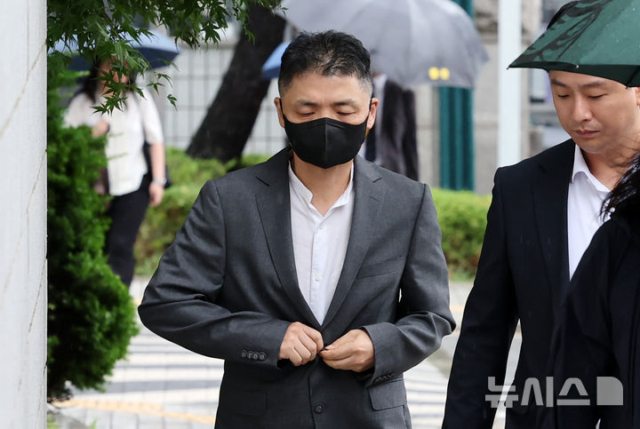 [서울=뉴시스] 조성우 기자 = SM 엔터테인먼트 인수 과정에서 시세조종을 지시·공모한 혐의로 재판에 넘겨진 카카오 창업자 김범수 미래이니셔티브센터장이 20일 오전 서울 양천구 서울남부지방법원에서 열린 27차 공판에 출석하고 있다. 2025.06.20. xconfind@newsis.com