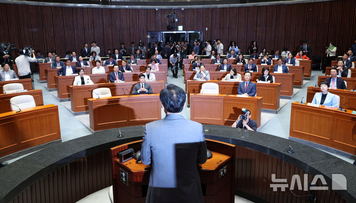 [서울=뉴시스] 김명년 기자 = 송언석 국민의힘 원내대표가 20일 오전 서울 여의도 국회에서 열린 '비리백화점 이재명 정부 인사청문회 대책 긴급의원총회'에서 발언하고 있다. 2025.06.20. kmn@newsis.com