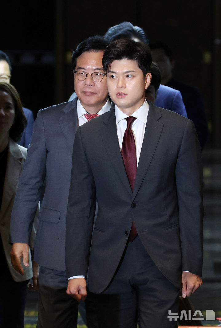 [서울=뉴시스] 김명년 기자 = 김용태(오른쪽) 국민의힘 비상대책위원장과 송언석 원내대표가 20일 오전 서울 여의도 국회에서 열린 '비리백화점 이재명 정부 인사청문회 대책 긴급의원총회'에서 참석하고 있다. 2025.06.20. kmn@newsis.com