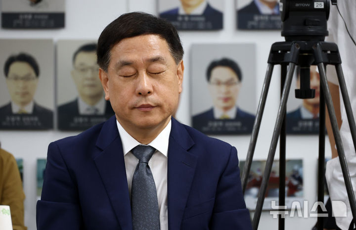 [서울=뉴시스] 박주성 기자 = 김영관 방송통신위원회(방통위) 사무처장 직무대행이 20일 오전 경기 과천시 정부과천청사 방통위에서 열린 국정기획위원회 방통위 업무보고에서 김현 국정기획위원회 사회2분과 기획위원의 모두발언을 듣고 있다.(공동취재) 2025.06.20. photo@newsis.com
