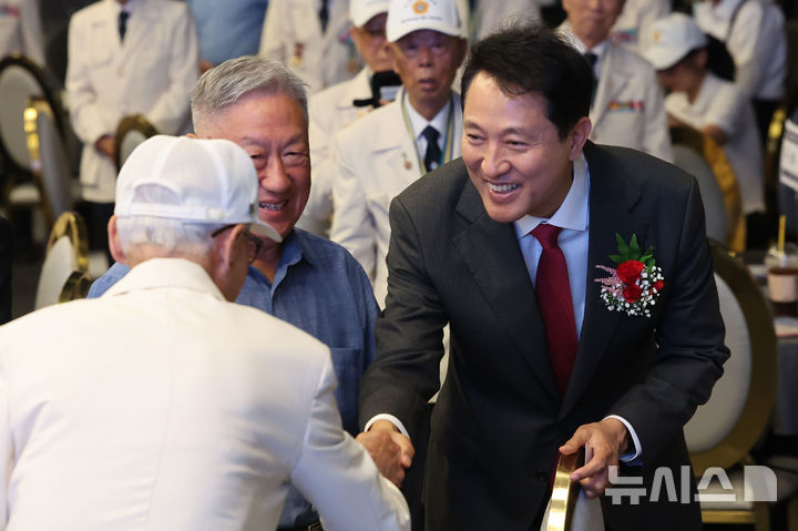 [서울=뉴시스] 권창회 기자 = 오세훈 서울시장이 20일 오전 서울 마포구 제75주년 6.25전쟁 참전유공자 위로연 및 준회원 호국봉사단 발대식에서 6.25 참전용사들과 인사하고 있다. 2025.06.20. kch0523@newsis.com