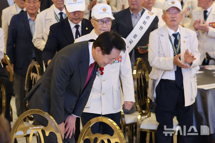 [서울=뉴시스] 권창회 기자 = 오세훈 서울시장이 20일 오전 서울 마포구 제75주년 6.25전쟁 참전유공자 위로연 및 준회원 호국봉사단 발대식에서 6.25 참전용사들에게 인사하고 있다. 2025.06.20. kch0523@newsis.com