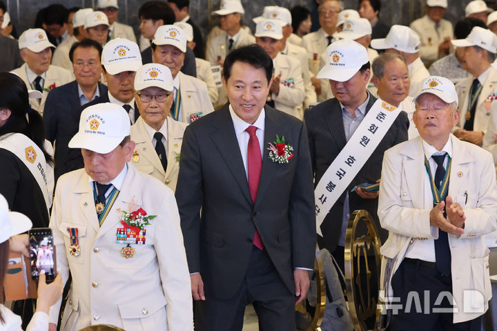 [서울=뉴시스] 권창회 기자 = 오세훈 서울시장이 20일 오전 서울 마포구 제75주년 6.25전쟁 참전유공자 위로연 및 준회원 호국봉사단 발대식에 참석하고 있다. 2025.06.20. kch0523@newsis.com
