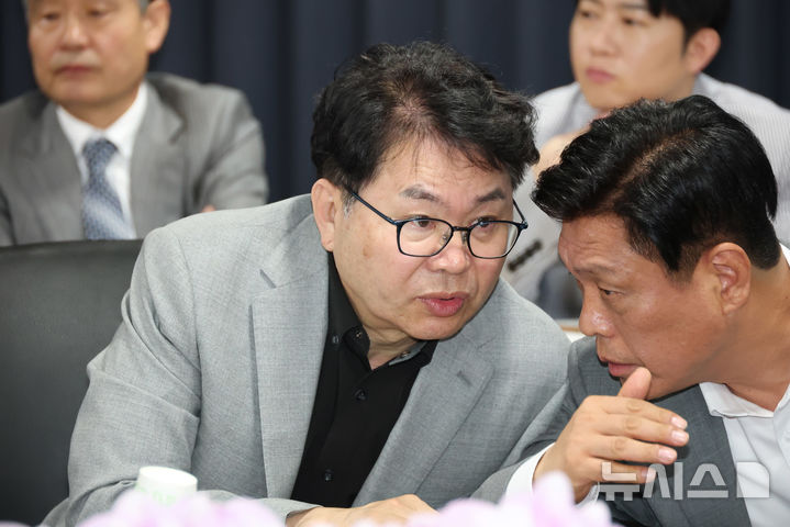 [서울=뉴시스] 김명원 기자 = 이한주(왼쪽) 국정기획위원회 위원장이 20일 서울 종로구 국정기획위원회에서 열린 정치행정분과 검찰청 업무보고에 참석해 조승래 대변인과 대화하고 있다. (공동취재) 2025.06.20. photo@newsis.com