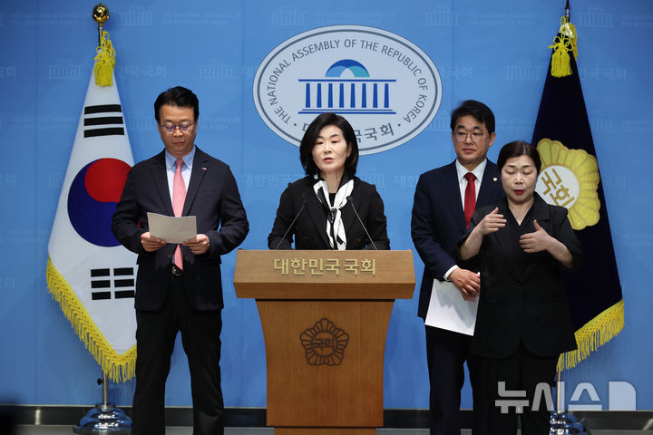 [서울=뉴시스] 김명년 기자 = 국민의힘 곽규택(왼쪽부터), 김희정, 배준영 국무총리 인사청문특별위원회 위원들이 20일 오전 서울 여의도 국회 소통관에서 김민석 국무총리 후보자 전처의 공공기관 낙하산 의혹과 장남의 청심국제고 진학을 위한 변칙 전학 의혹 관련 기자회견을 하고 있다. 2025.06.20. kmn@newsis.com