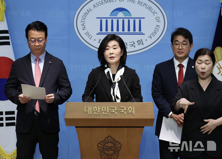 [서울=뉴시스] 김명년 기자 = 국민의힘 곽규택(왼쪽부터), 김희정, 배준영 국무총리 인사청문특별위원회 위원들이 20일 오전 서울 여의도 국회 소통관에서 김민석 국무총리 후보자 전처의 공공기관 낙하산 의혹과 장남의 청심국제고 진학을 위한 변칙 전학 의혹 관련 기자회견을 하고 있다. 2025.06.20. kmn@newsis.com