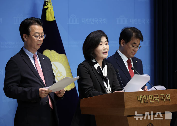 [서울=뉴시스] 김명년 기자 = 국민의힘 곽규택(왼쪽부터), 김희정, 배준영 국무총리 인사청문특별위원회 위원들이 20일 오전 서울 여의도 국회 소통관에서 김민석 국무총리 후보자 전처의 공공기관 낙하산 의혹과 장남의 청심국제고 진학을 위한 변칙 전학 의혹 관련 기자회견을 하고 있다. 2025.06.20. kmn@newsis.com
