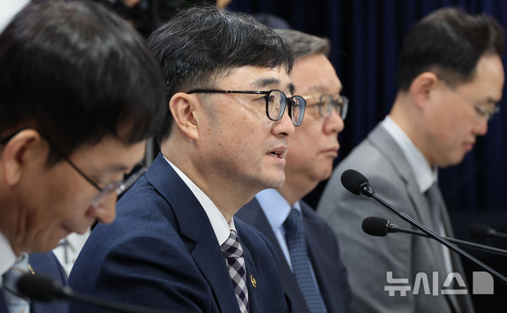 [서울=뉴시스] 김명원 기자 = 임기근 기획재정부 제2차관이 20일 오전 서울 종로구 정부서울청사에서 2024년 공공기관 경영실적 평가 결과 발표를 하고 있다. 2025.06.20. kmx1105@newsis.com