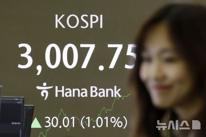 [서울=뉴시스] 최동준 기자 = 코스피 지수가 전 거래일보다 상승해 장중 3000포인트를 넘어선 29일 서울 중구 하나은행 딜링룸에서 딜러들이 업무를 보고 있다. 2025.06.20. photocdj@newsis.com