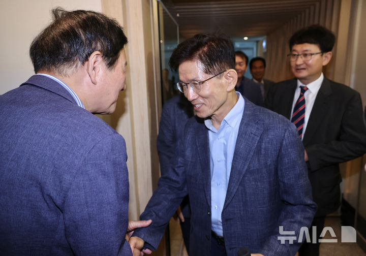 [서울=뉴시스] 김명년 기자 = 김문수 전 대선 후보가 20일 오전 서울 여의도 국회 인근 식당에서 차명진·박계동 전 의원 등 캠프 관계자들과 식사를 위해 이동하고 있다. 2025.06.20. kmn@newsis.com