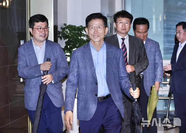 [서울=뉴시스] 김명년 기자 = 김문수 전 대선 후보가 20일 오전 서울 여의도 국회 인근 식당에서 차명진·박계동 전 의원 등 캠프 관계자들과 식사를 위해 이동하고 있다. 2025.06.20. kmn@newsis.com