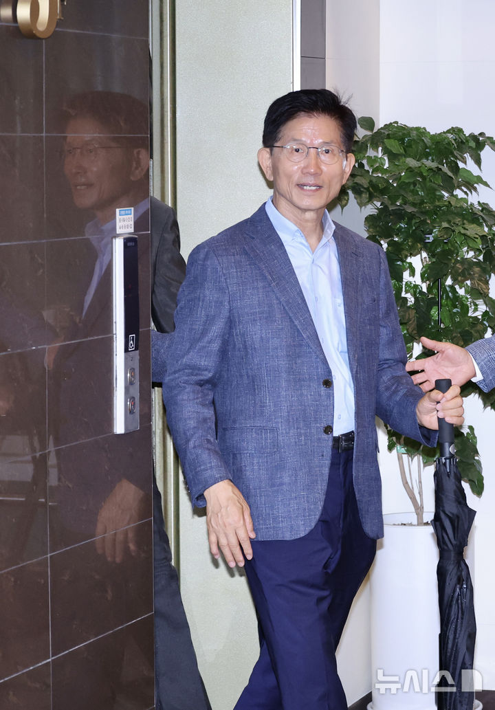 [서울=뉴시스] 김명년 기자 = 김문수 전 대선 후보가 20일 오전 서울 여의도 국회 인근 식당에서 차명진·박계동 전 의원 등 캠프 관계자들과 식사를 위해 이동하고 있다. 2025.06.20. kmn@newsis.com