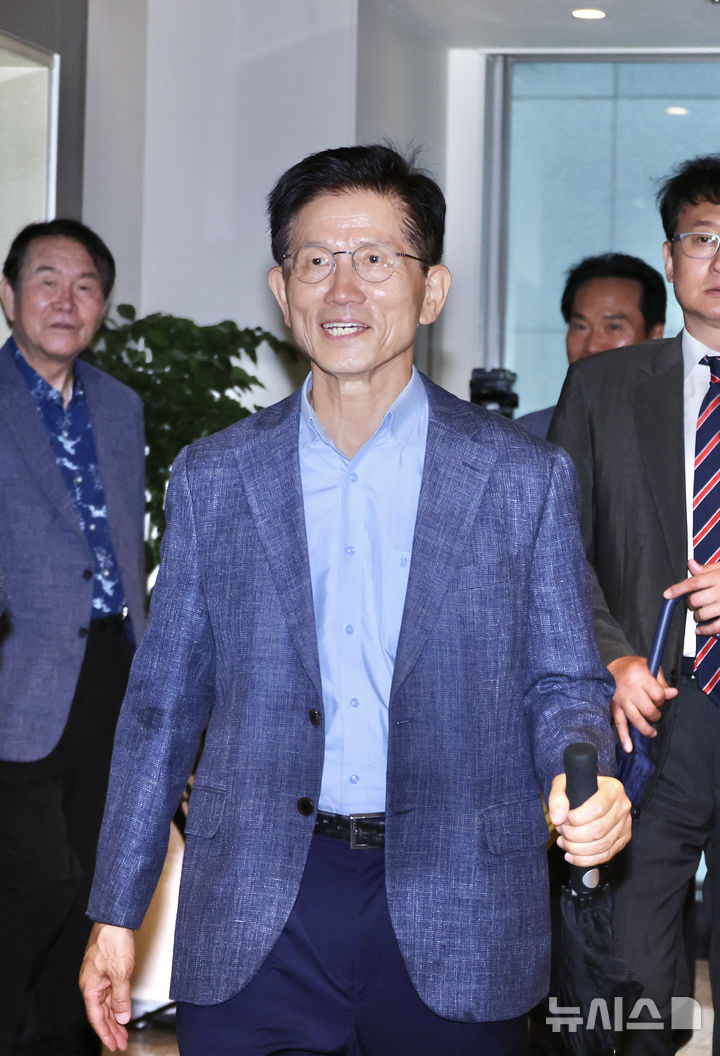 [서울=뉴시스] 김명년 기자 = 김문수 전 대선 후보가 20일 오전 서울 여의도 국회 인근 식당에서 차명진·박계동 전 의원 등 캠프 관계자들과 식사를 위해 이동하고 있다. 2025.06.20. kmn@newsis.com